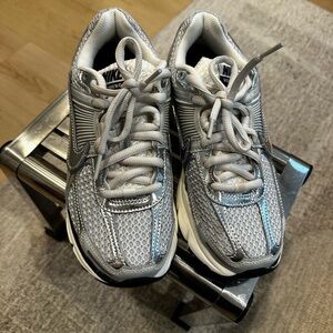 Nike Zoom Vomero- Phonton Dust/Chrome